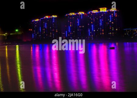 Wohnungen in der Nacht Hun River Fushun, Shenyang, Provinz Liaoning, China Marken entfernt. Stockfoto