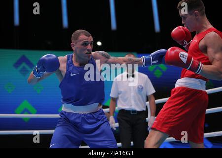 Jerewan, Armenien, am 26. 2022. Mai, Alban Baqiri (Blau) aus Albanien im Kampf gegen Croft Garan (Rot) aus Wales, Light Middleweight (67-71kg), Runde 16, EUBC Elite European Men’s Boxing Championships 2022, Hrach Khachatryan/ Alamy Live News Stockfoto