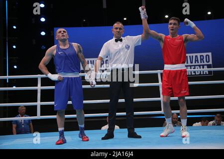 Jerewan, Armenien, am 26.. Mai 2022 erklärt Croft Garan (Rot) den Sieger gegen Alban Beqiri (Blau), Light Middleweight (67-71kg), Runde 16, EUBC Elite European Men’s Boxing Championships 2022, Hrach Khachatryan/ Alamy Live News Stockfoto