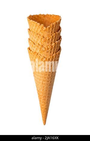 Ein Stapel Waffelbecher ist auf weißem Hintergrund isoliert. Stockfoto