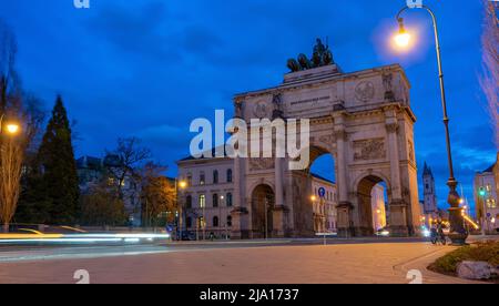 Siegtor Siegestor in München Deutschland mit Ampeln am Abend Stockfoto