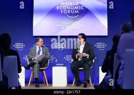 Davos, Schweiz. 25.. Mai 2022. Präsident und CEO von Qualcomm Cristiano Amon (L) und CEO von Sanofi Paul Hudson nehmen an einer Sitzung während der Jahrestagung des World Economic Forum (WEF) 2022 am 25. Mai 2022 in Davos, Schweiz, Teil. Vom 22. Bis 26. Mai findet hier die WEF-Jahrestagung 2022 statt. Quelle: Zheng Huansong/Xinhua/Alamy Live News Stockfoto