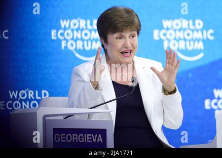 Davos, Schweiz. 25.. Mai 2022. Kristalina Georgieva, Geschäftsführerin des Internationalen Währungsfonds (IWF), nimmt an einer Sitzung während des Weltwirtschaftsforums (WEF) 2022 Teil, das am 25. Mai 2022 in Davos, Schweiz, stattfindet. Vom 22. Bis 26. Mai findet hier die WEF-Jahrestagung 2022 statt. Quelle: Zheng Huansong/Xinhua/Alamy Live News Stockfoto