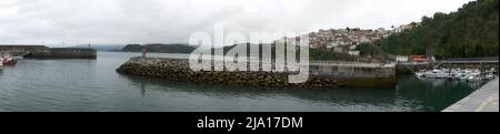 Panoramablick auf den Hafen und das Dorf Lastres, in Asturien, Spanien Stockfoto
