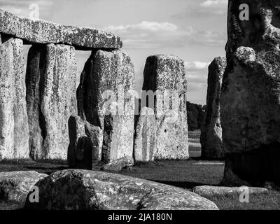 Ein Teil des äußeren Sarsenkreises von Stonehenges in Schwarz und Weiß, auf der Salisbury Plains, Südengland Stockfoto