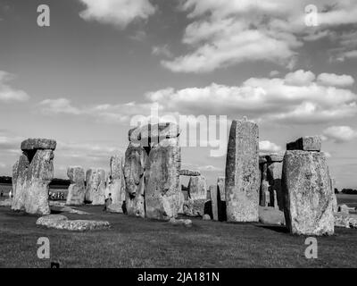 Die großen Menhire von Stonehenge, einschließlich des höchsten noch stehenden Felsens und der Trilithons, in Schwarz und Weiß Stockfoto