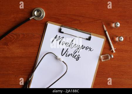 Draufsicht Bild von Stethoskop, Glasfläschchen und Papier mit Text MONKEYPOX VIRUS. Medizinisches Konzept. Stockfoto