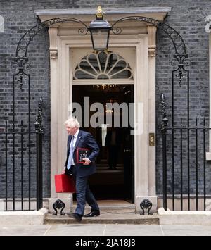Boris Johnson sagt, er habe keinen Plan, wegen des Berichts von Frau Gray zurückzutreten, obwohl der Abgeordnete von Tory ihn zum Rücktritt aufforderte. Er sagte, er muss mit der Arbeit auskommen, obwohl er der einzige Premierminister ist, der jemals eine Geldstrafe von der Polizei und einen wichtigen Bericht über viele große Führungsausfälle bei Nr. 10 erhalten hat. Er behauptet, er dachte, dass die Mitarbeiterpartys bei No. 10 Arbeitsveranstaltungen waren. Stockfoto
