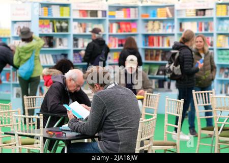 Hay Festival, Hay on Wye, Wales, Großbritannien – Donnerstag, 26.. Mai 2022 – Besucher genießen zwischen den Veranstaltungen am Eröffnungstag des diesjährigen Hay Festivals Zeit im Buchladen des Festivals – das ist das erste Mal, dass die Veranstaltung seit 2019 persönlich stattfindet. Das Hay Festival läuft bis zum 5.. Juni 2022. Foto Steven May / Alamy Live News Stockfoto