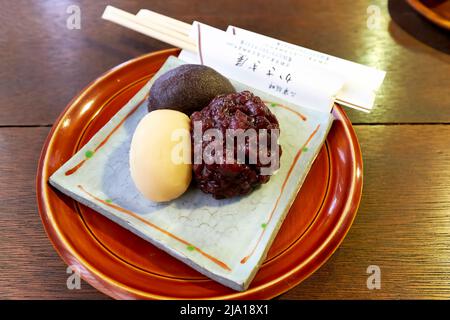 Japan. Kyoto. Higashiyama. Traditionelle Süßigkeiten und grüner Tee Stockfoto