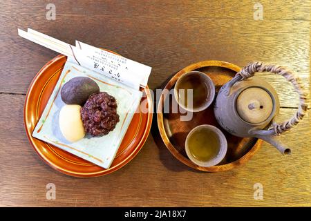 Japan. Kyoto. Higashiyama. Traditionelle Süßigkeiten und grüner Tee Stockfoto