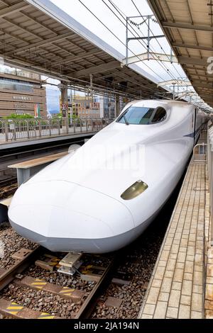 Japan. Bahnhof Kyoto. Shinkansen-Hochgeschwindigkeitszug Stockfoto