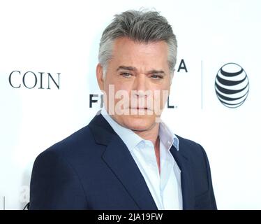 **DATEI FOTO** Ray Liotta ist verstorben. New York, NY - 25. April: Ray Liotta nimmt an der Abschlussvorführung von 'Goodfellas' während des Tribeca Film Festivals 2015 am 25. April 2015 im Beacon Theater in New York City Teil. Quelle: John Palmer/MediaPunch Stockfoto