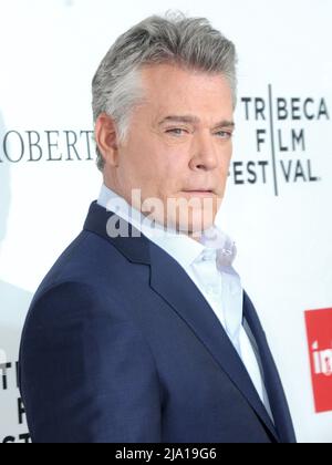 **DATEI FOTO** Ray Liotta ist verstorben. New York, NY - 25. April: Ray Liotta nimmt an der Abschlussvorführung von 'Goodfellas' während des Tribeca Film Festivals 2015 am 25. April 2015 im Beacon Theater in New York City Teil. Quelle: John Palmer/MediaPunch Stockfoto