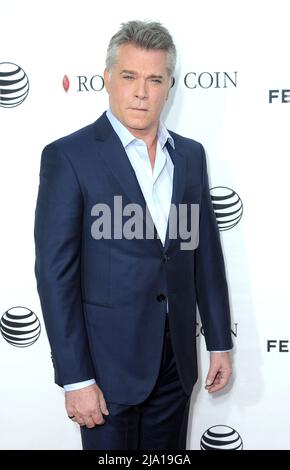 **DATEI FOTO** Ray Liotta ist verstorben. New York, NY - 25. April: Ray Liotta nimmt an der Abschlussvorführung von 'Goodfellas' während des Tribeca Film Festivals 2015 am 25. April 2015 im Beacon Theater in New York City Teil. Quelle: John Palmer/MediaPunch Stockfoto
