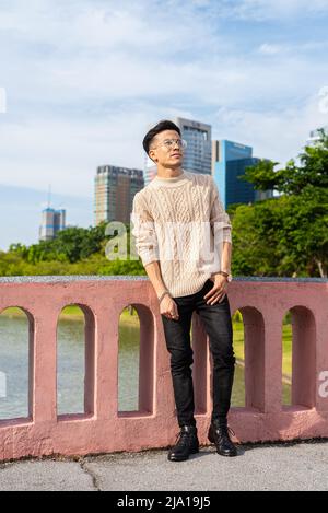 Porträt eines jungen Mannes im Park im Sommer Stockfoto