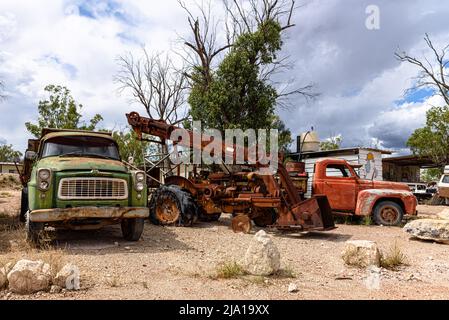 Verlassene und verrostete Fahrzeuge in der Bäckerei gegenüber dem Sheepyard Inn in den Grawin Opal Fields von New South Wales Stockfoto