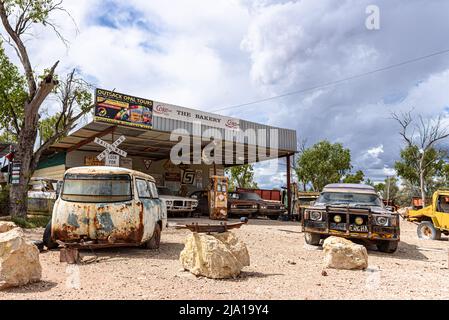 Verlassene und verrostete Fahrzeuge in der Bäckerei gegenüber dem Sheepyard Inn in den Grawin Opal Fields von New South Wales Stockfoto