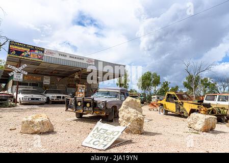 Verlassene und verrostete Fahrzeuge in der Bäckerei gegenüber dem Sheepyard Inn in den Grawin Opal Fields von New South Wales Stockfoto