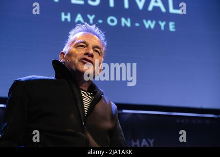 Hay-on-Wye, Wales, Großbritannien. 26.. Mai 2022. Jenny Packham spricht mit dem Bruder und Naturforscher Chris Packham über How to Make a Dress: Adventures in the Art of Style beim Hay Festival 2022, Wales. Quelle: Sam Hardwick/Alamy. Stockfoto