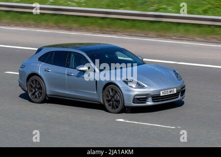 2019 Porsche PANAMERA 4 SPORT TURISMO PDK 2894 ccm Benzin 8-Gang-Halbautomatische 4dr Limousine in Silber; Fahrt auf der M61 in der Nähe von Manchester, Großbritannien Stockfoto