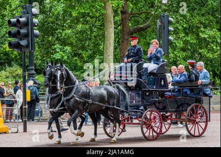 London, Großbritannien. 26.. Mai 2022. Eine Pferdekutsche der Blues and Royals (Household Cavalry Regiment) fährt die Mall hinauf, die jetzt mit Union Jacks gesäumt ist - Vorbereitungen für die Feier des Platin-Jubiläums von HM, der Königin Elizabeth. Kredit: Guy Bell/Alamy Live Nachrichten Stockfoto