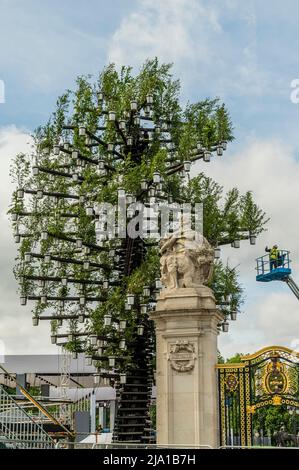 London, Großbritannien. 26.. Mai 2022. Die 21 Meter hohe „Tree of Trees“-Skulptur mit 350 einheimischen britischen Bäumen erhält ihren letzten Schliff vor dem Buckingham Palace als Herzstück des „Platinum Jubilee Weekend“-Festes der Königin im Juni. Die von Heatherwick Studio entworfene Skulptur spiegelt die fröhliche Jubilee-Baumbepflanzung als Teil des Green Canopy (QGC) der Königin wider. Vorbereitungen für die Feier des Platin-Jubiläums der Königin Elisabeth. Kredit: Guy Bell/Alamy Live Nachrichten Stockfoto