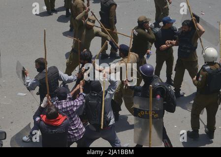 Lahore, Pakistan. 25.. Mai 2022. Die pakistanische Polizei setzt Tränengas ein, um Aktivisten der pakistanischen Tehreek-e-Insaf (PTI)-Partei des gestürzten Premierministers Imran Khan während eines Protestes am 25. Mai 2022 in Lahore, Pakistan, zu zerstreuen. Die pakistanischen Behörden blockierten am Mittwoch alle wichtigen Straßen in die Hauptstadt Islamabad, nachdem ein trotziger ehemaliger Premierminister Imran Khan sagte, er werde mit Demonstranten zu einer Kundgebung ins Stadtzentrum marschieren, von der er hofft, dass sie die Regierung zum Fall bringen und vorgezogene Wahlen forcieren wird. (Foto von Rana Sajid Hussain/Pacific Press/Sipa USA) Quelle: SIPA USA/Alamy Live News Stockfoto