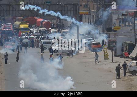 Lahore, Pakistan. 25.. Mai 2022. Die pakistanische Polizei setzt Tränengas ein, um Aktivisten der pakistanischen Tehreek-e-Insaf (PTI)-Partei des gestürzten Premierministers Imran Khan während eines Protestes am 25. Mai 2022 in Lahore, Pakistan, zu zerstreuen. Die pakistanischen Behörden blockierten am Mittwoch alle wichtigen Straßen in die Hauptstadt Islamabad, nachdem ein trotziger ehemaliger Premierminister Imran Khan sagte, er werde mit Demonstranten zu einer Kundgebung ins Stadtzentrum marschieren, von der er hofft, dass sie die Regierung zum Fall bringen und vorgezogene Wahlen forcieren wird. (Foto von Rana Sajid Hussain/Pacific Press/Sipa USA) Quelle: SIPA USA/Alamy Live News Stockfoto