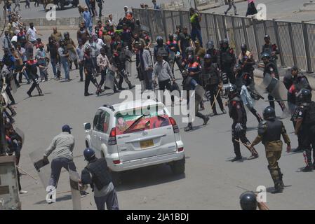 Lahore, Pakistan. 25.. Mai 2022. Die pakistanische Polizei setzt Tränengas ein, um Aktivisten der pakistanischen Tehreek-e-Insaf (PTI)-Partei des gestürzten Premierministers Imran Khan während eines Protestes am 25. Mai 2022 in Lahore, Pakistan, zu zerstreuen. Die pakistanischen Behörden blockierten am Mittwoch alle wichtigen Straßen in die Hauptstadt Islamabad, nachdem ein trotziger ehemaliger Premierminister Imran Khan sagte, er werde mit Demonstranten zu einer Kundgebung ins Stadtzentrum marschieren, von der er hofft, dass sie die Regierung zum Fall bringen und vorgezogene Wahlen forcieren wird. (Foto von Rana Sajid Hussain/Pacific Press/Sipa USA) Quelle: SIPA USA/Alamy Live News Stockfoto