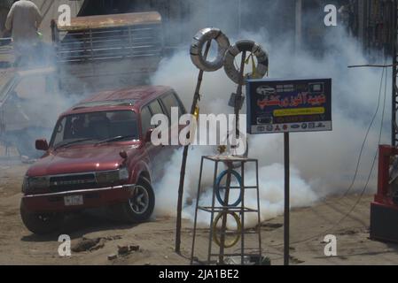 Lahore, Pakistan. 25.. Mai 2022. Die pakistanische Polizei setzt Tränengas ein, um Aktivisten der pakistanischen Tehreek-e-Insaf (PTI)-Partei des gestürzten Premierministers Imran Khan während eines Protestes am 25. Mai 2022 in Lahore, Pakistan, zu zerstreuen. Die pakistanischen Behörden blockierten am Mittwoch alle wichtigen Straßen in die Hauptstadt Islamabad, nachdem ein trotziger ehemaliger Premierminister Imran Khan sagte, er werde mit Demonstranten zu einer Kundgebung ins Stadtzentrum marschieren, von der er hofft, dass sie die Regierung zum Fall bringen und vorgezogene Wahlen forcieren wird. (Foto von Rana Sajid Hussain/Pacific Press/Sipa USA) Quelle: SIPA USA/Alamy Live News Stockfoto