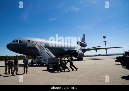 14. Mai 2022 - Spangdahlem, Rheinland-Pfalz, Deutschland - Fluggäste des 726. Air Mobility Squadron auf dem Luftwaffenstützpunkt Spangdahlem, Deutschland, bereiten sich darauf vor, Passagiere von Einem KC-10 Extender-Flugzeug, das vom 305. Air Mobility Wing auf dem Joint Base McGuire-Dix-Lakehurst, New Jersey, am 14. Mai 2022 eintraf, zu entlasten. Die 305. AMW erzeugt, mobilisiert und setzt C-17 Globemaster III und KC-10 Extender Flugzeuge ein und unterstützt derzeit den Betrieb innerhalb des europäischen Kinos. Quelle: U.S. Air Force/ZUMA Press Wire Service/ZUMAPRESS.com/Alamy Live News Stockfoto