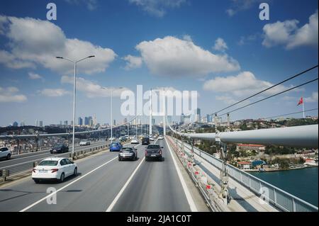 Istanbul, Türkei - 24 2022. März: Verkehr in der Istanbuler Brücke an sonnigen Tagen Stockfoto