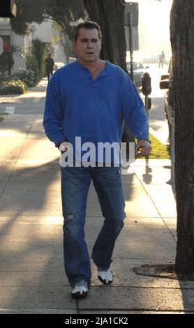 BEVERLY HILLS - CA - JANUAR 08: Schauspieler Ray Liotta geht am 8. Januar 2009 in Beverly Hills, Kalifornien, spazieren Menschen: Ray Liotta Kredit: Storms Media Group/Alamy Live News Stockfoto