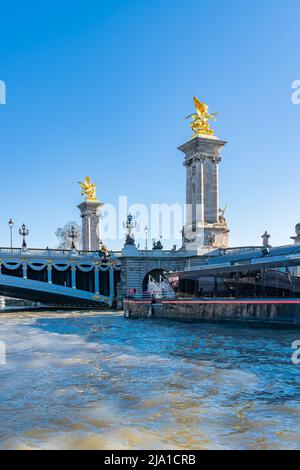Paris, die Alexandre III Brücke auf der seine, mit Hausbooten auf dem Fluss Stockfoto