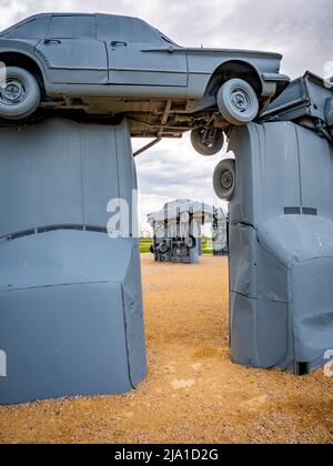 Carhenge ist eine Nachbildung von Stonehenge in England, die von Jim Reindersin in Alliance Nebraska USA aus alten Automobilen hergestellt wurde Stockfoto