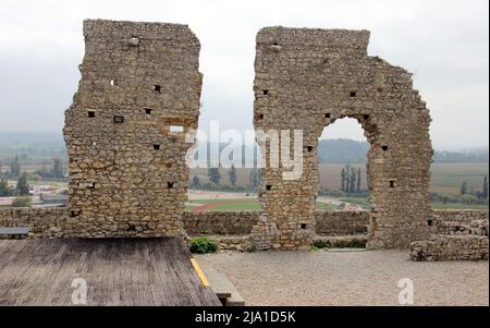 Überreste des mittelalterlichen Palastes im Inneren des Schlosses, mit Blick auf die Landschaft im Hintergrund, Montemor-o-Velho, Portugal Stockfoto