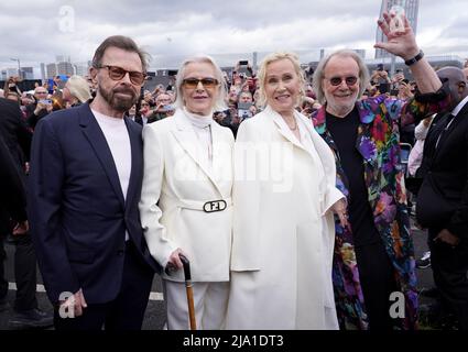 (L bis R) Bjorn Ulvaeus, Anni-Frid Lyngstad, Agnetha Faltskog und Benny Andersson, die beim digitalen Konzert von Abba Voyage in der ABBA Arena, im Queen Elizabeth Olympic Park, im Osten Londons, teilnehmen. Bilddatum: Donnerstag, 26. Mai 2022. Stockfoto