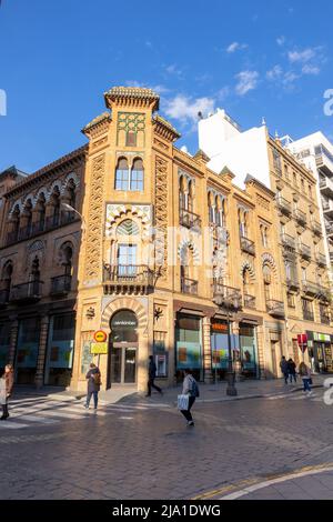 Die Fassade des Bankinter Building Sevilla, Ein Neo-Mudéjar-Stil der maurischen Wiederbelebung Architektur in der Calle Martin Ville, Sevilla Spanien Stockfoto