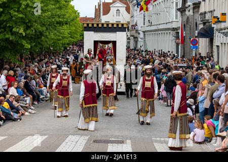 Die Abbildung zeigt die Heilige Bloedprozession (Prozession Saint-Sang), die am Donnerstag, dem 26. Mai 2022 in Brügge stattfand. Während Stockfoto