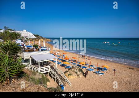 Algarve, Portugal. 22 Mai 2022. Blick auf den Strand von Oura in Albufeira an der Algarve, Portugal Stockfoto