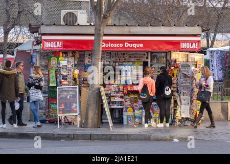 Kunden an Einem Seville News Stand Concession Kiosk im Stadtzentrum von Sevilla Spanien Newsstand auf der Plaza del Duque de la Victoria Sevilla Stockfoto
