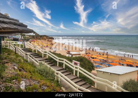 Algarve, Portugal. 20 Mai 2022. Blick auf den Strand von Oura in Albufeira an der Algarve, Portugal Stockfoto