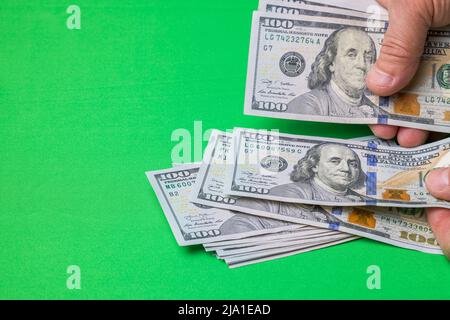 Nahaufnahme der Hände des Menschen zählen Dollar-Banknoten auf Chrom-Schlüssel Hintergrund. Stockfoto