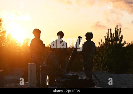 16. Mai 2022 - Lettland - Fallschirmjäger der US-Armee mit 2. Bataillons, 503. Fallschirmjäger-Regiment, 173. Luftbrigade, führen während der Übung Rock Dawn im Lager in Lettland, 16. Mai 2022, ein Live-Feuertraining durch. Die 173. Airborne Brigade ist die Notfalleinsatztruppe der US-Armee in Europa und stellt schnell einsatzfähige Truppen für die europäischen, afrikanischen und zentralen Befehlsbereiche der Vereinigten Staaten bereit. Die Brigade, die in ganz Italien und Deutschland eingesetzt wird, trainiert routinemäßig zusammen mit NATO-Verbündeten und -Partnern, um Partnerschaften aufzubauen und das Bündnis zu stärken. (Bild: © Stockfoto