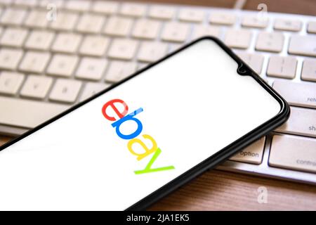 Spanien. 25. April 2022. In dieser Abbildung wird ein eBay-Logo auf einem Smartphone auf einer Computertastatur angezeigt. (Bild: © Thiago Prudencio/SOPA Images via ZUMA Press Wire) Stockfoto