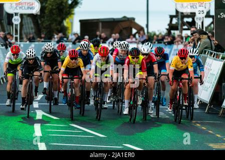 Weibliche Radsportler bei der Sportsbreaks Tour Series Frauen-Radrennen Runde fünf in Clacton on Sea, Essex, Großbritannien. Kriterium Abend Straßenrennen Stockfoto