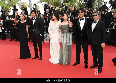 (Von links nach rechts) BAE Doona, Gang Dong-won, Lee Joo-Young, Choi Hee-jin, Song Kang-Ho und Hirokazu Koreeda nahmen an der Fotoschau des Brokers während der Filmfestspiele von Cannes 75. in Cannes, Frankreich, Teil. Bilddatum: Donnerstag, 26. Mai 2022. Stockfoto