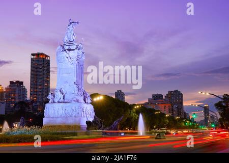 Das 'Denkmal der Carta Magna und der vier Regionen Argentiniens', in der Dämmerung bekannt als das 'Denkmal der Spanier', Buenos Aires, Argentinien. Stockfoto