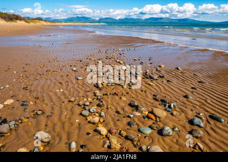 Newborough im Südwesten von Anglesey ist ein Küstennaturreservat mit Sanddünen und Strand. Die Berge von Snowdonia vom Strand aus gesehen Stockfoto